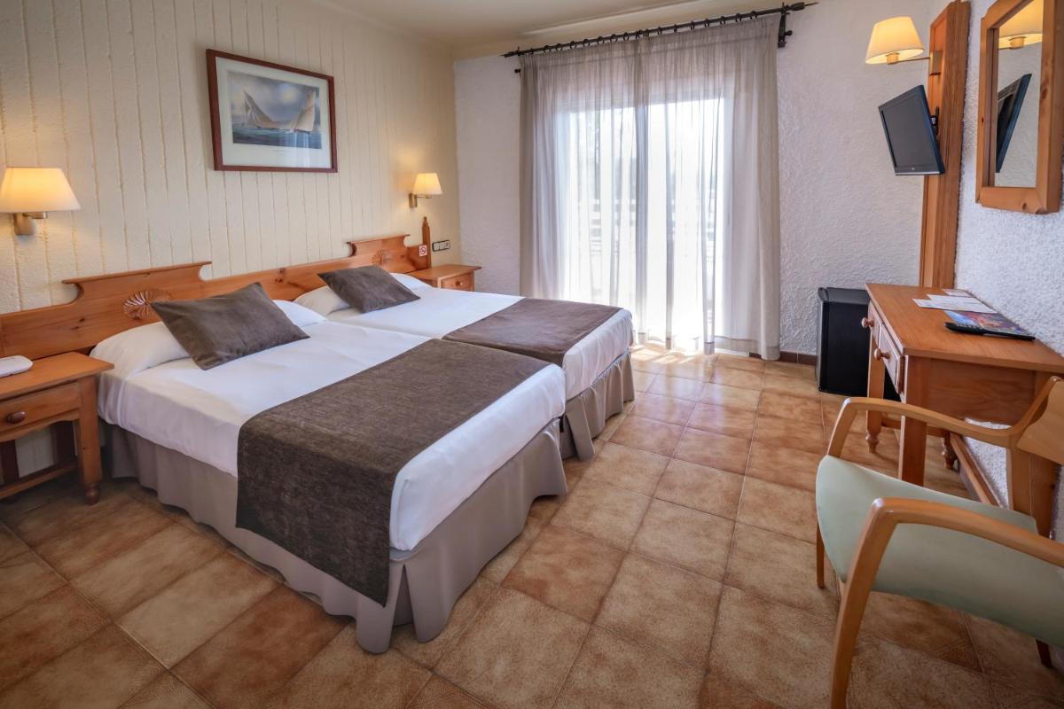 Cama o camas de una habitación en Hotel GHT Neptuno-Tossa & Venus SPA