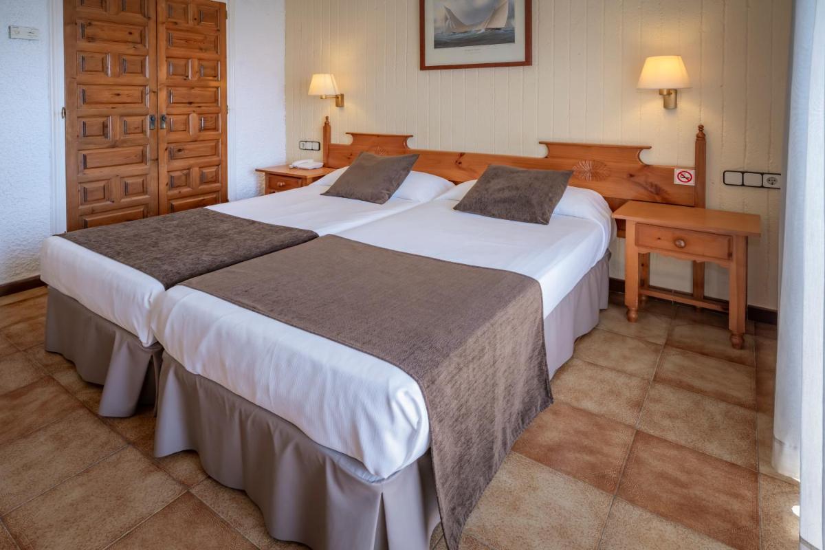 Cama o camas de una habitación en Hotel GHT Neptuno-Tossa & Venus SPA