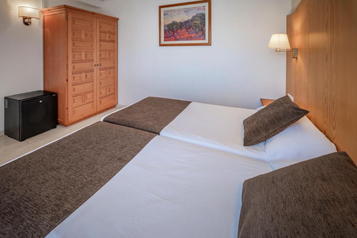 Cama o camas de una habitación en Hotel GHT Neptuno-Tossa & Venus SPA