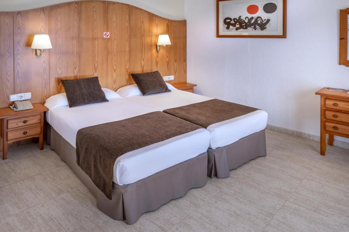 Cama o camas de una habitación en Hotel GHT Neptuno-Tossa & Venus SPA