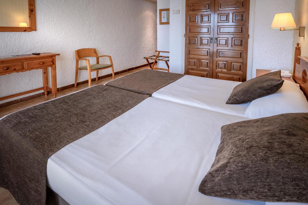 Cama o camas de una habitación en Hotel GHT Neptuno-Tossa & Venus SPA