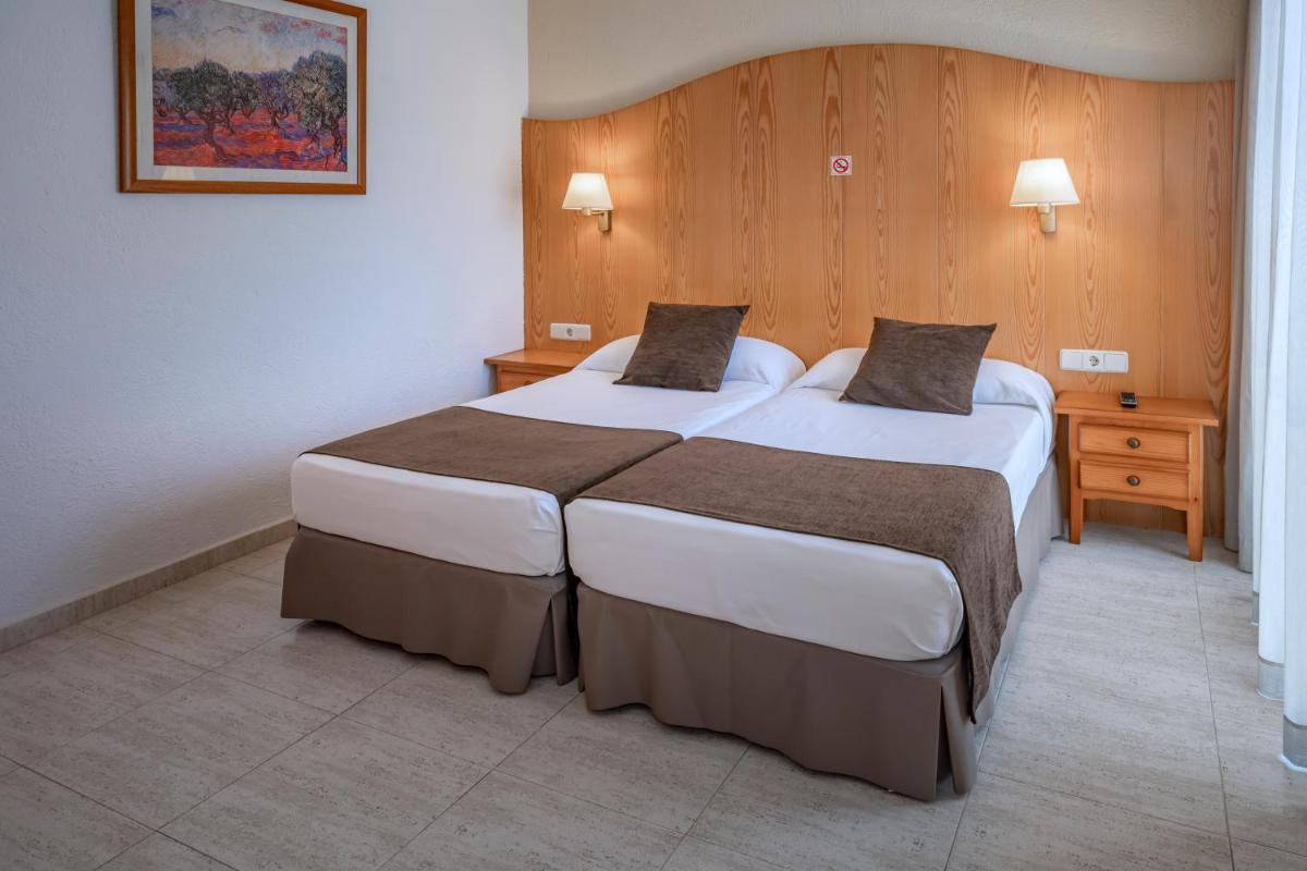 Cama o camas de una habitación en Hotel GHT Neptuno-Tossa & Venus SPA