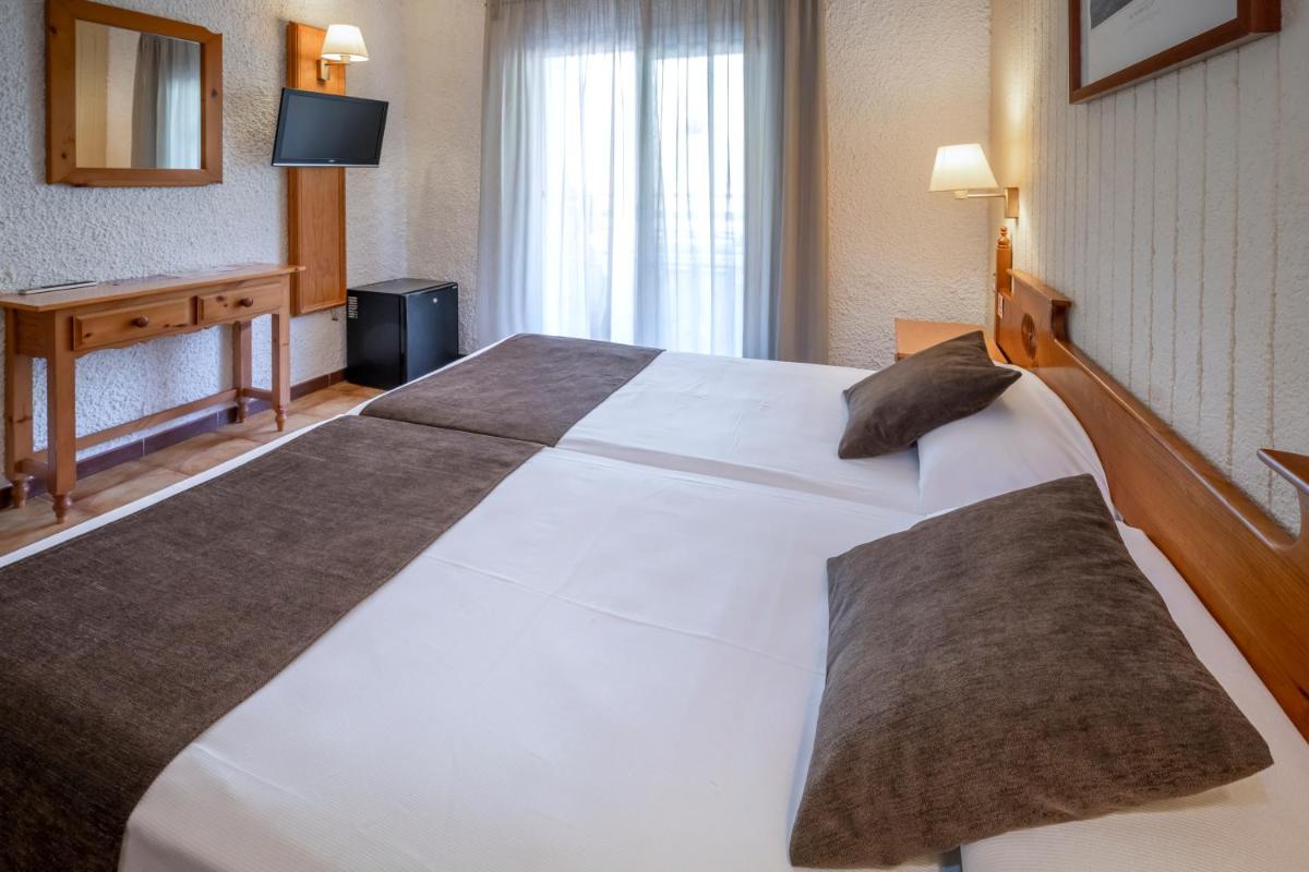 Cama o camas de una habitación en Hotel GHT Neptuno-Tossa & Venus SPA