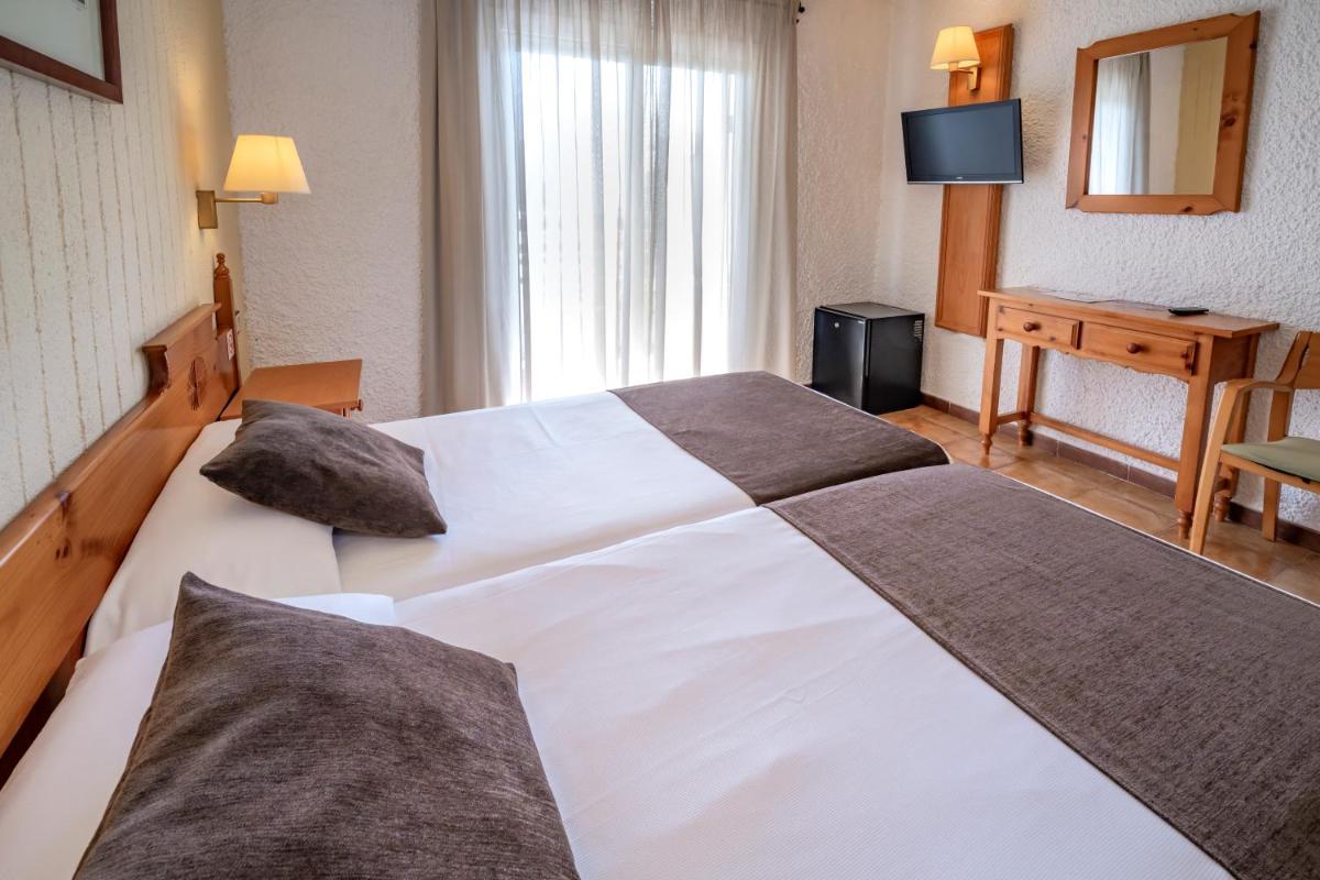Cama o camas de una habitación en Hotel GHT Neptuno-Tossa & Venus SPA