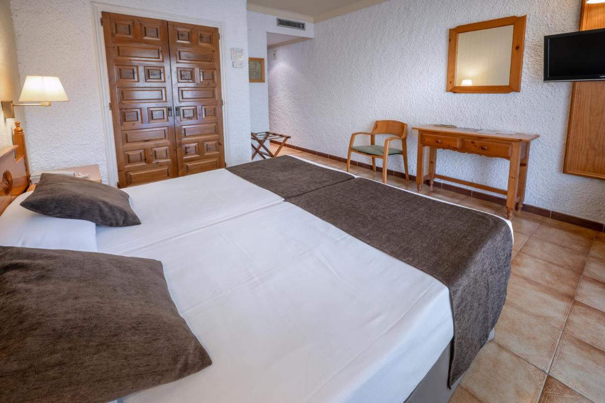 Cama o camas de una habitación en Hotel GHT Neptuno-Tossa & Venus SPA