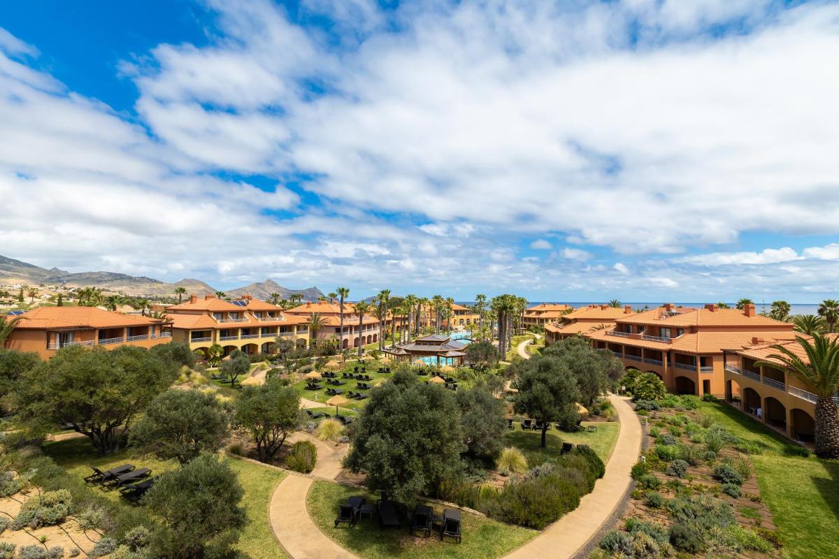 Vista arial de um resort com árvores e edifícios em Pestana Porto Santo Premium All Inclusive Beach & SPA Resort em Porto Santo
