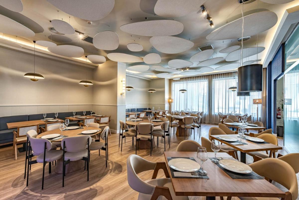 Un restaurante o sitio para comer en Bahía Almuñecar