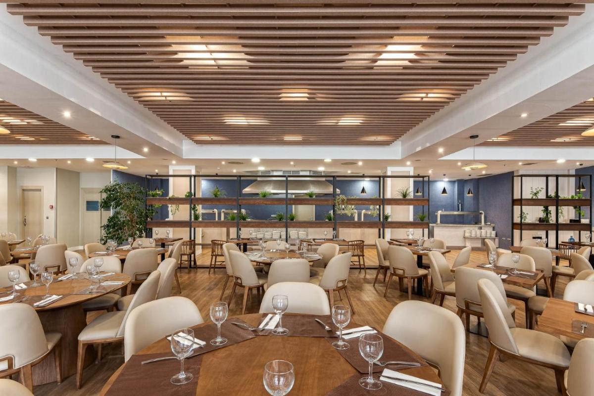 Un restaurante o sitio para comer en Bahía Almuñecar