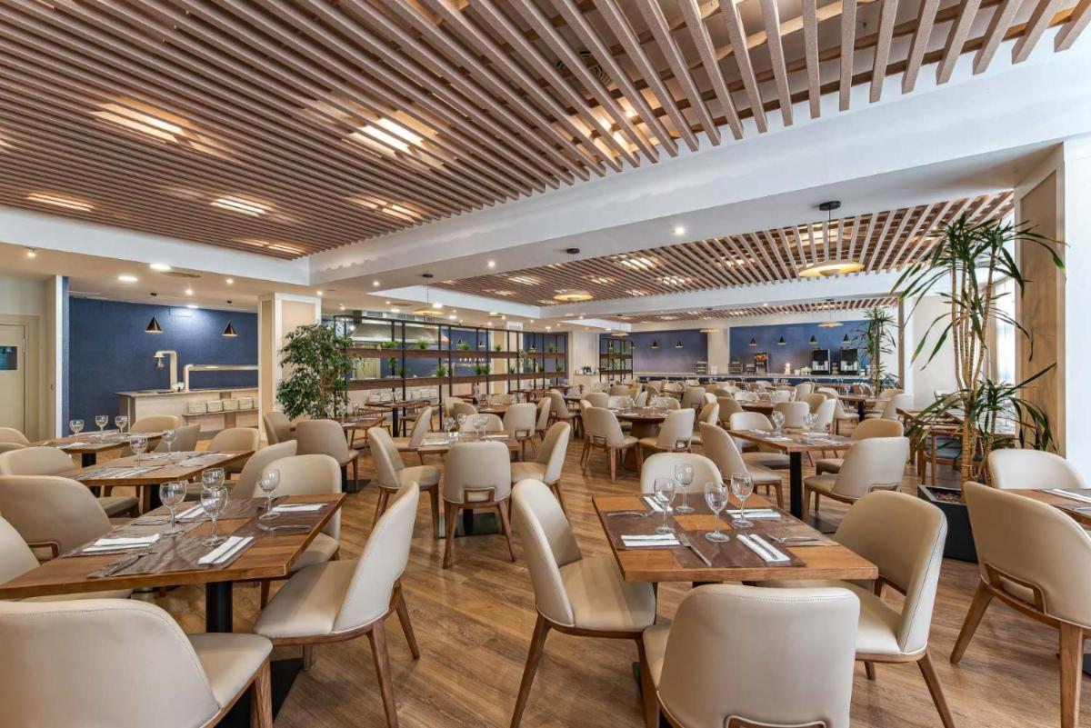 Un restaurante o sitio para comer en Bahía Almuñecar