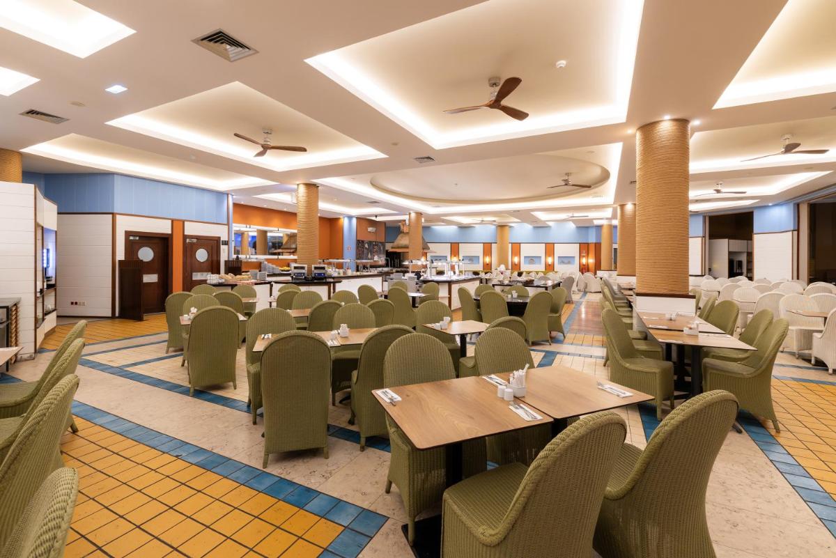 Um restaurante ou outro lugar para comer em Pestana Porto Santo Premium All Inclusive Beach & SPA Resort