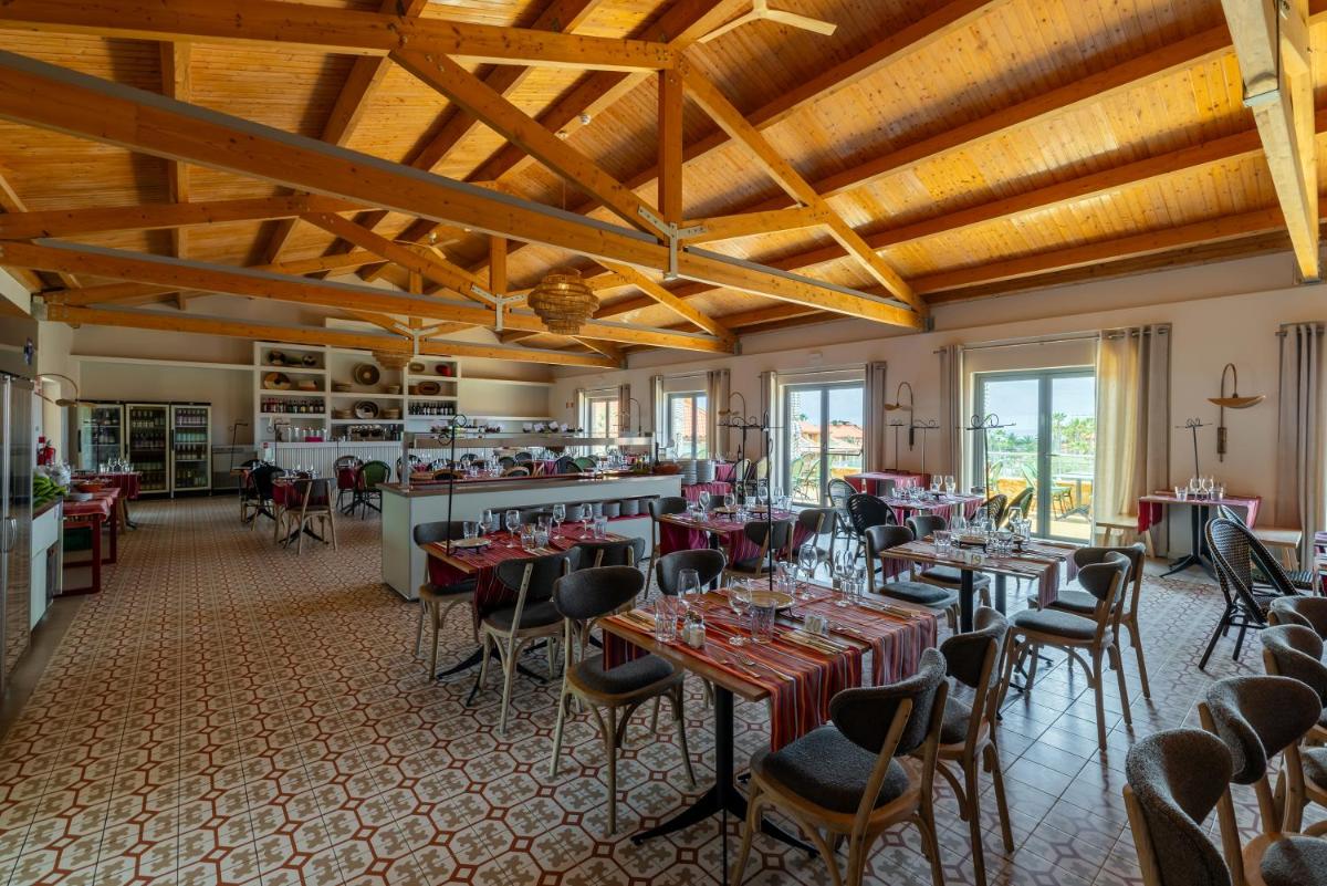 Um restaurante ou outro lugar para comer em Pestana Porto Santo Premium All Inclusive Beach & SPA Resort
