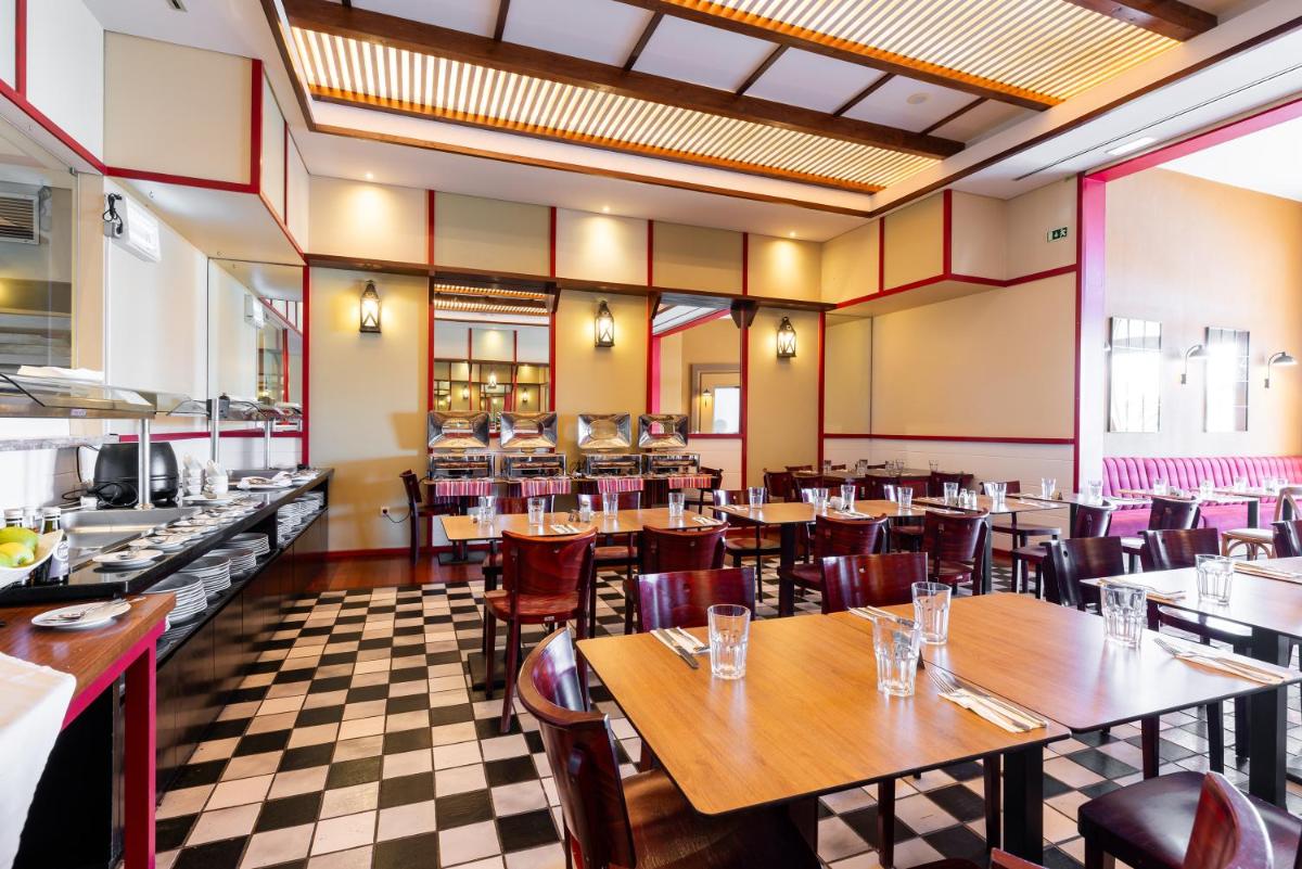 Um restaurante ou outro lugar para comer em Pestana Porto Santo Premium All Inclusive Beach & SPA Resort