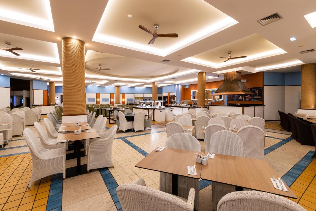 Um restaurante ou outro lugar para comer em Pestana Porto Santo Premium All Inclusive Beach & SPA Resort