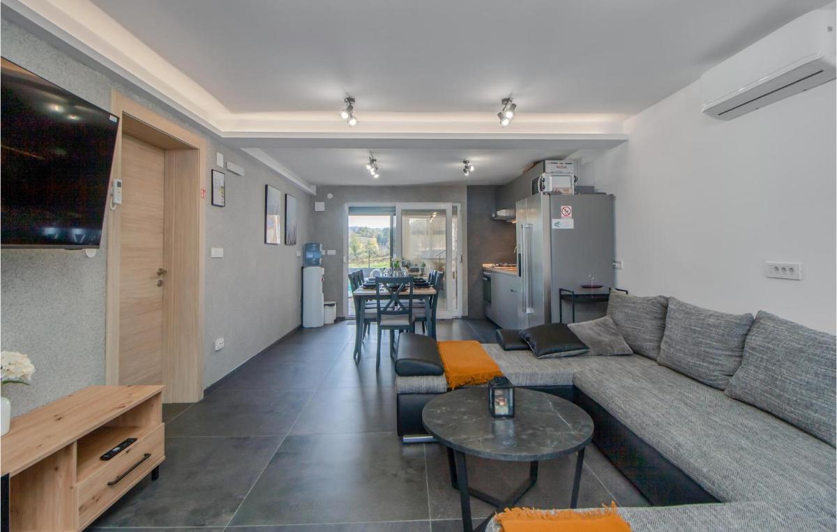 Lovely Home In Plaski With Sauna - Housity