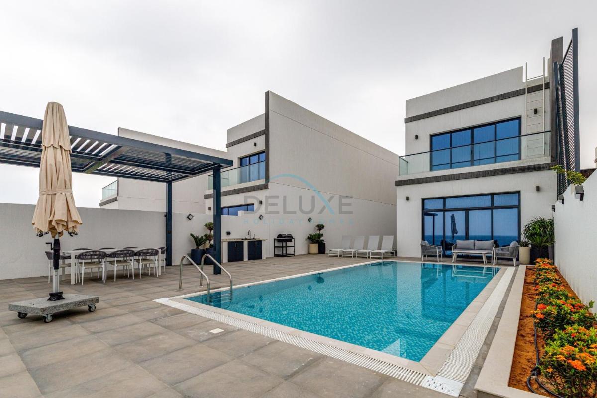 Stunning Sea Views from the Private Pool, Mins Away from Pristine Beaches and Key Fujairah Attractions, Sharm Al Dana Villa, Fujairah by Deluxe Holiday Homes - Housity