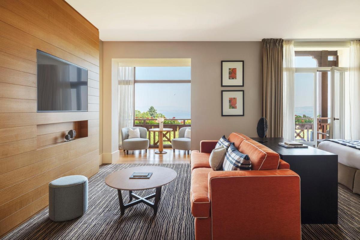 d'un salon avec un canapé et d'une chambre avec un balcon. dans l'établissement Hôtel Ermitage, à Évian-les-Bains