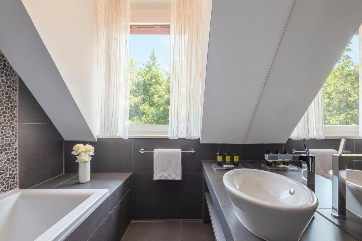 Salle de bains dans l'établissement Hôtel Ermitage