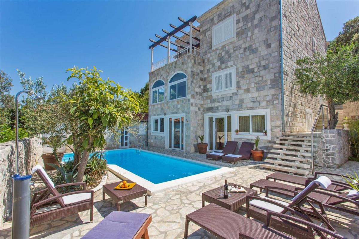 Villa Zaton Deluxe 9 Bedroom Villa Sea Views Stunning Villa for Large Groups - Housity