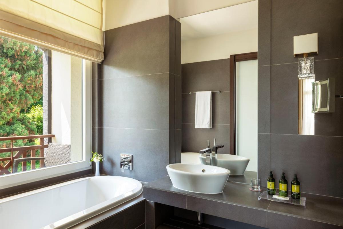 Salle de bains dans l'établissement Hôtel Ermitage