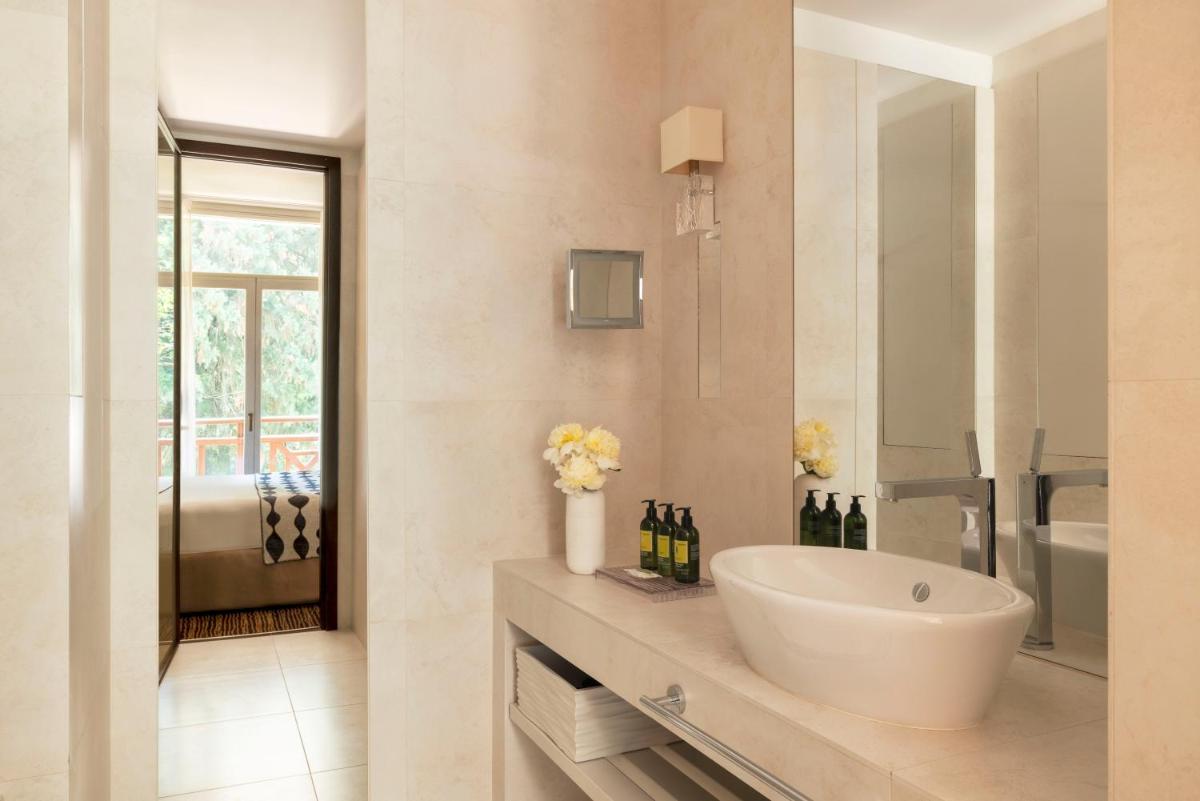Salle de bains dans l'établissement Hôtel Ermitage