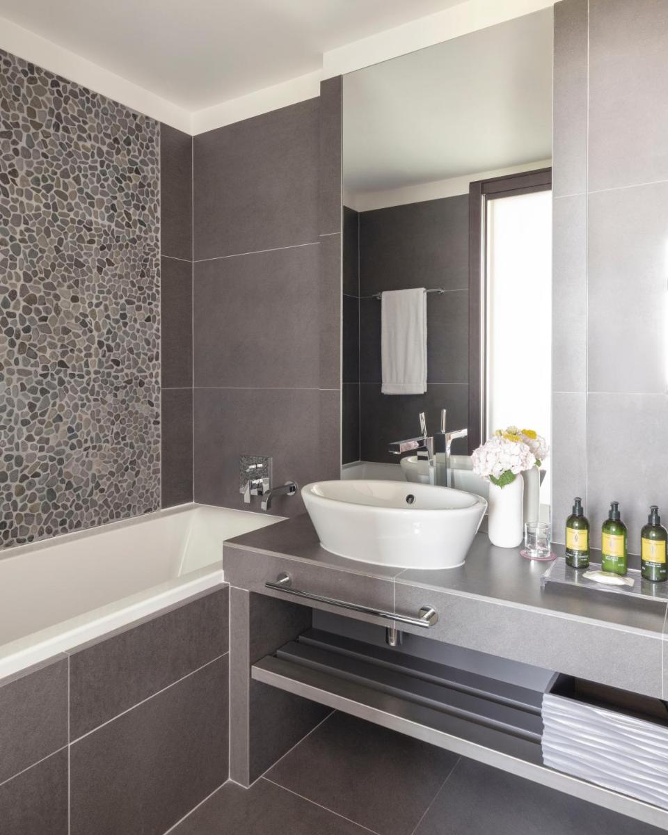 Salle de bains dans l'établissement Hôtel Ermitage