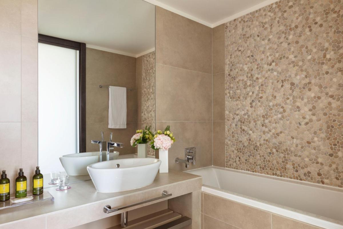 Salle de bains dans l'établissement Hôtel Ermitage