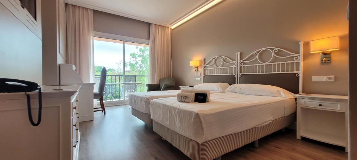 Cama o camas de una habitación en Hotel Alicante Golf