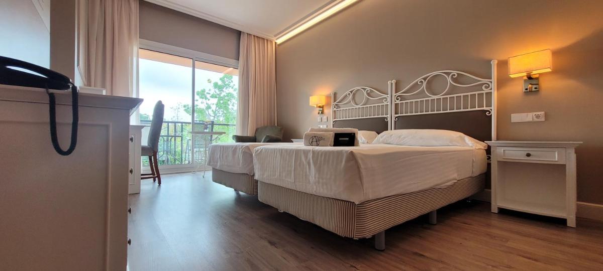 Cama o camas de una habitación en Hotel Alicante Golf