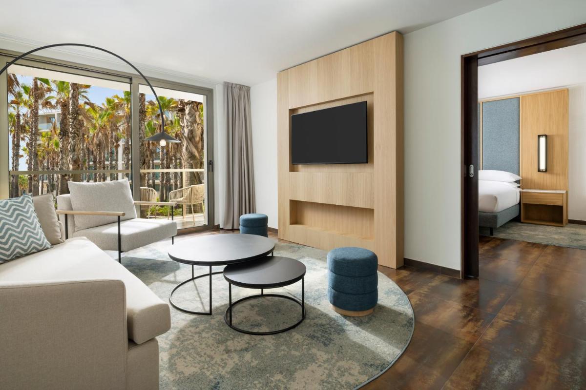 uma sala de estar com um sofá e uma mesa em Algarve Marriott Salgados Golf Resort & Spa em Albufeira