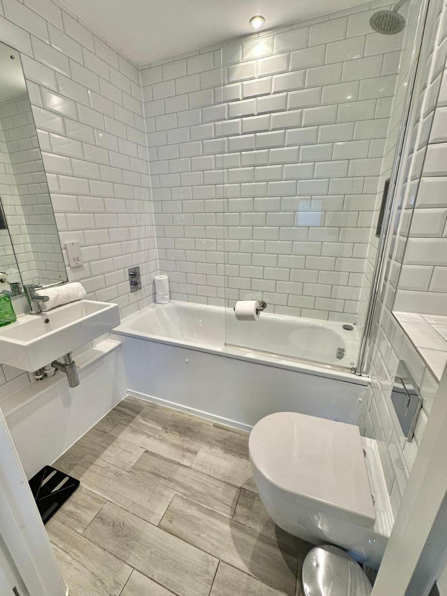 MODERN 1 BED FLAT 2 MINS WALK FROM RESTAURANTS BARS CLUBS & BEACH! Wow! - Housity