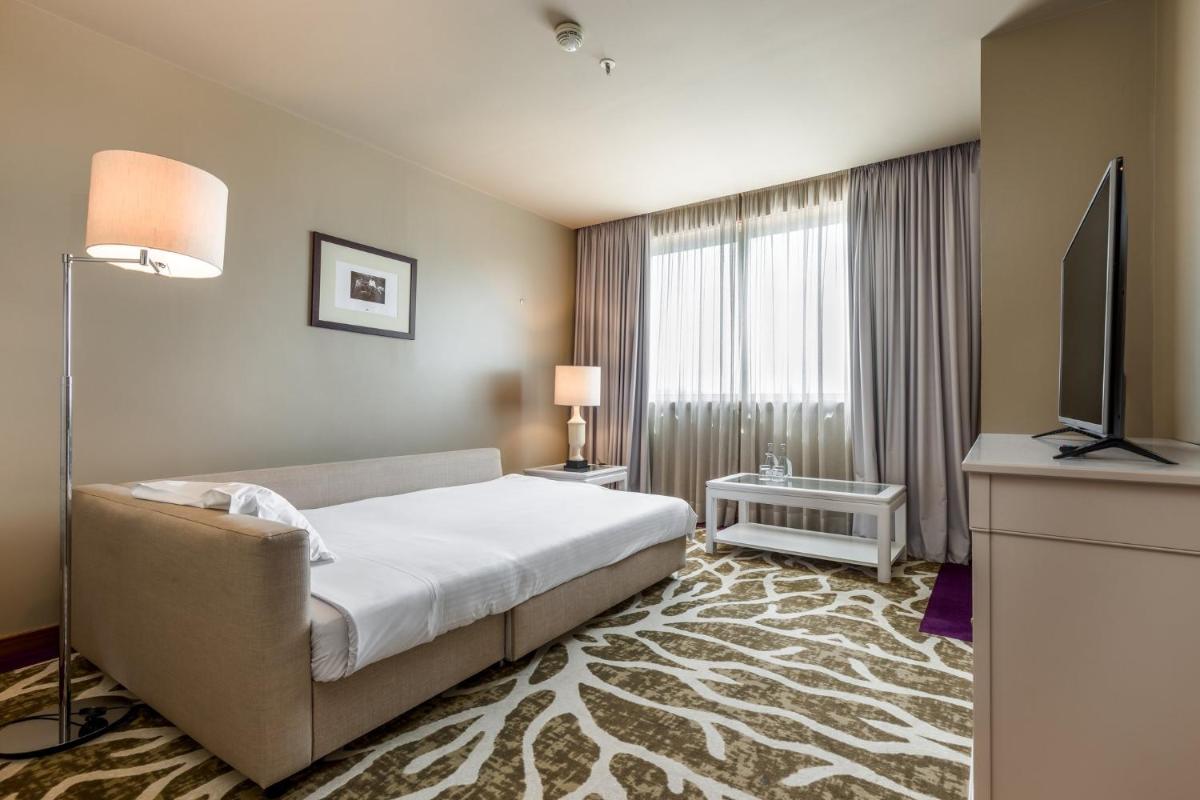 Uma televisão e/ou sistema de entretenimento em Holiday Inn Porto Gaia by IHG