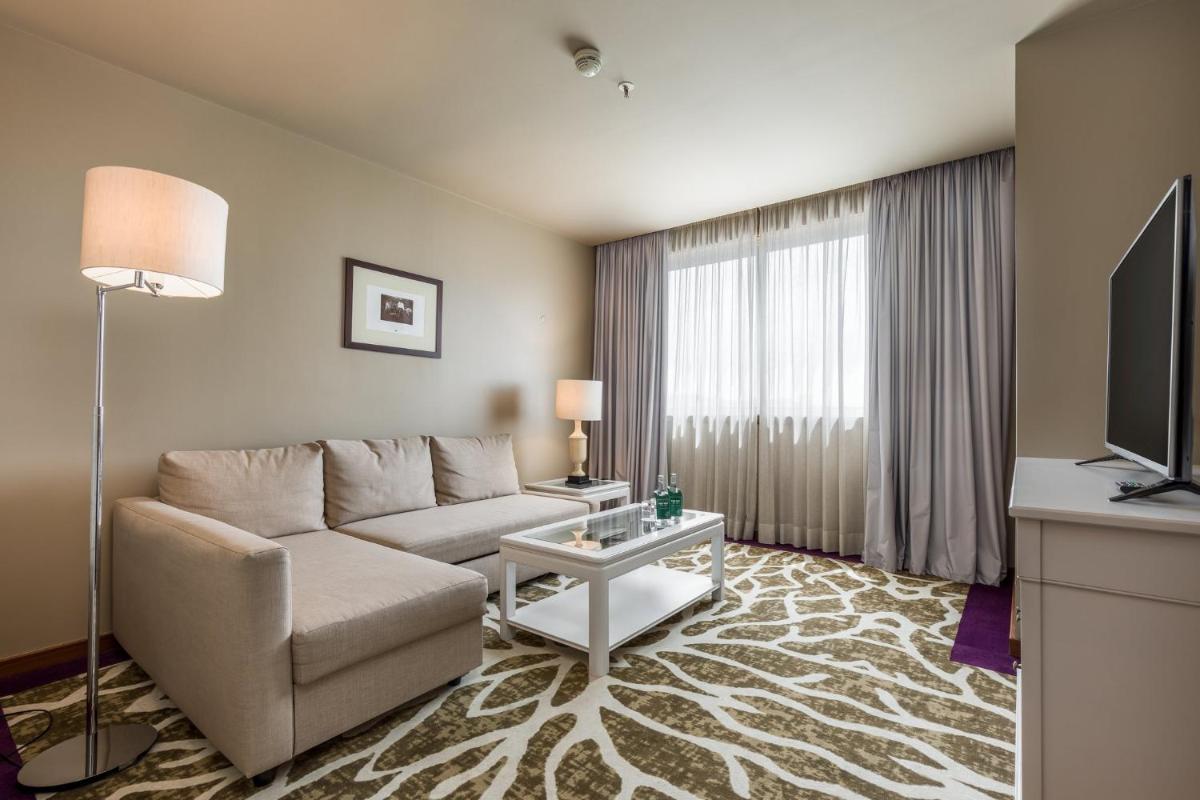 Uma televisão e/ou sistema de entretenimento em Holiday Inn Porto Gaia by IHG