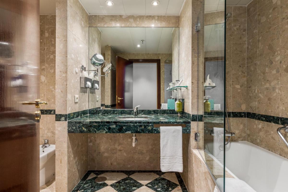 Uma casa de banho em Holiday Inn Porto Gaia by IHG