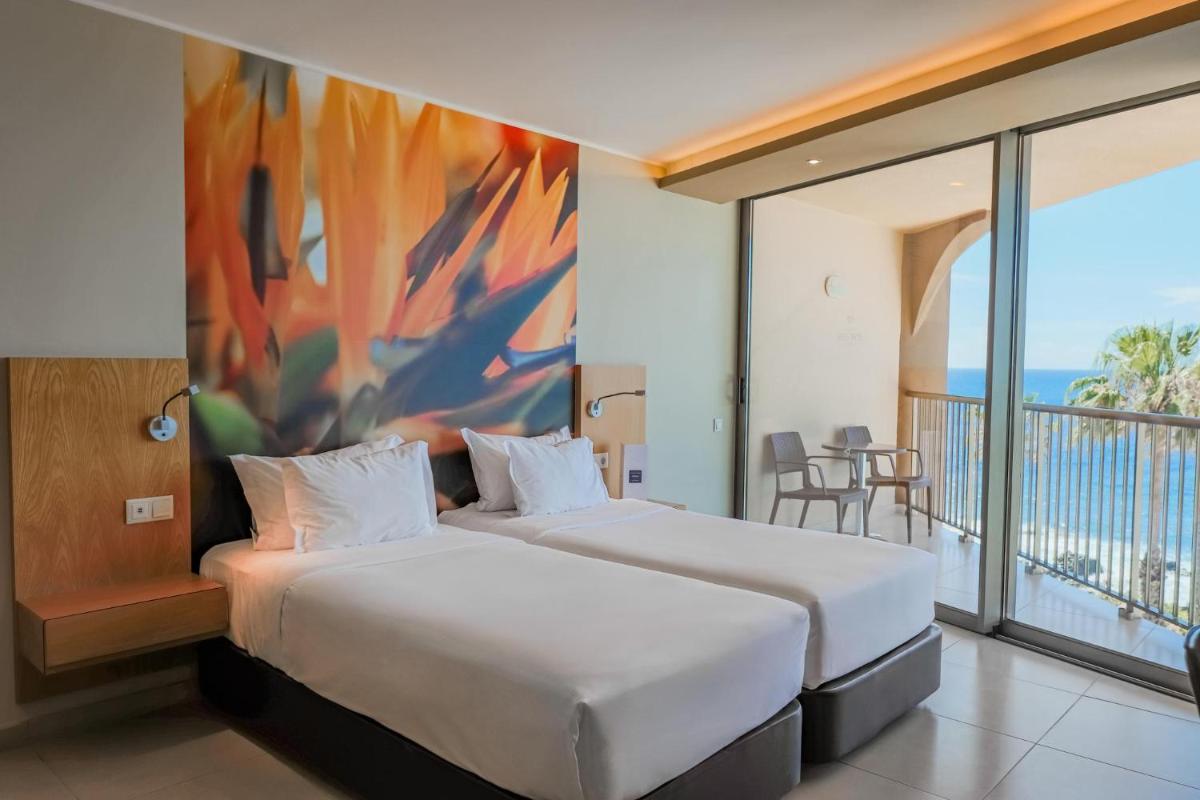 Uma cama ou camas num quarto em The Views Oasis