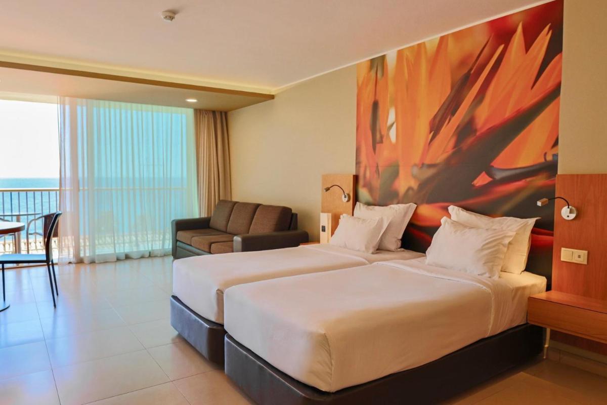 Uma cama ou camas num quarto em The Views Oasis