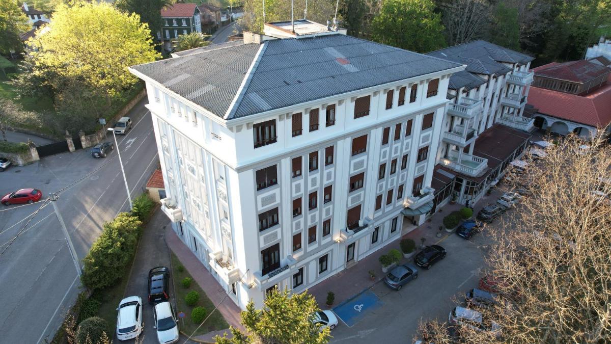 una vista aérea de un gran edificio blanco en Gran Hotel Balneario de Liérganes, en Liérganes