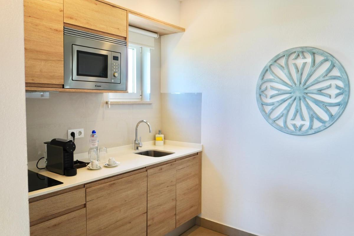 A cozinha ou kitchenette de Clube Porto Mos - Sunplace Hotels & Beach Resort