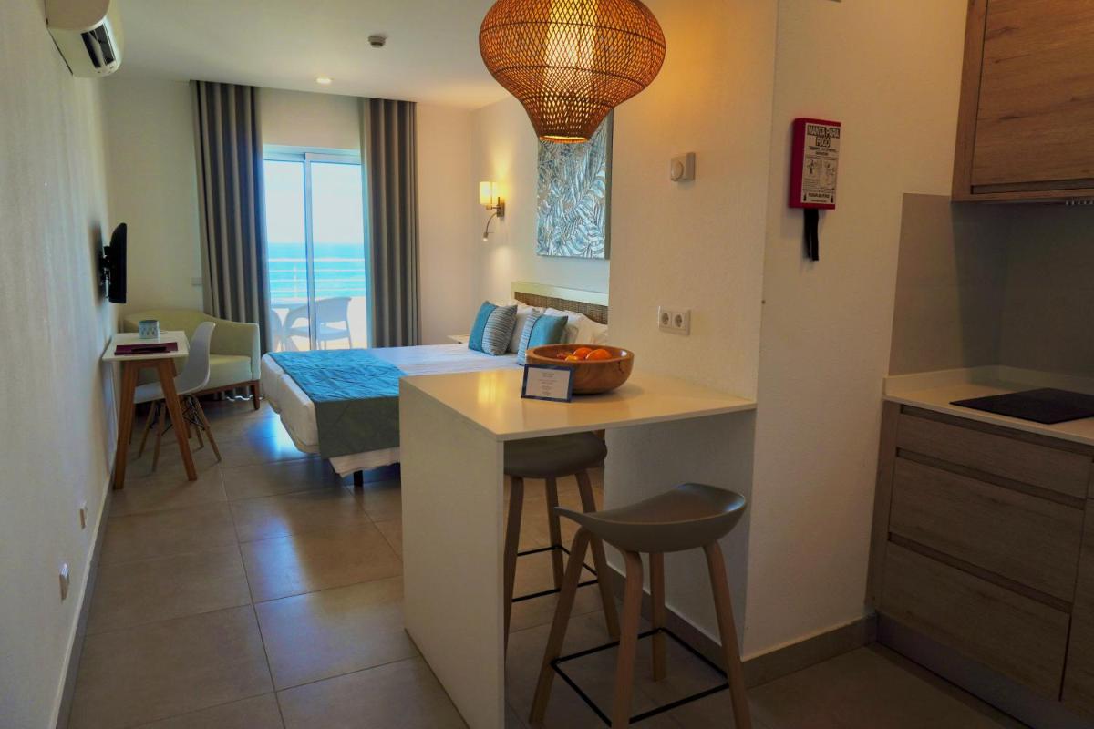 Uma televisão e/ou sistema de entretenimento em Clube Porto Mos - Sunplace Hotels & Beach Resort
