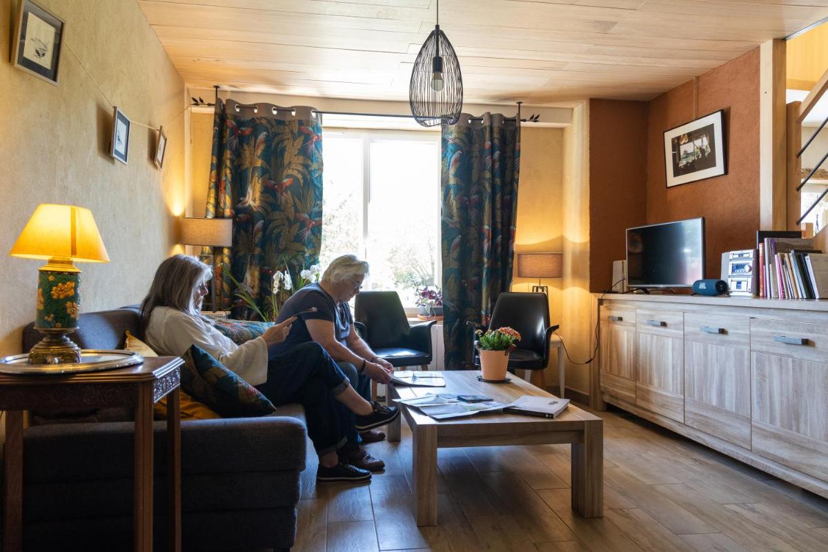 Chambres d'hôtes, table d'hôtes des Reinières proche La Loire à Vélo, 3 chambres 7 couchages - Housity