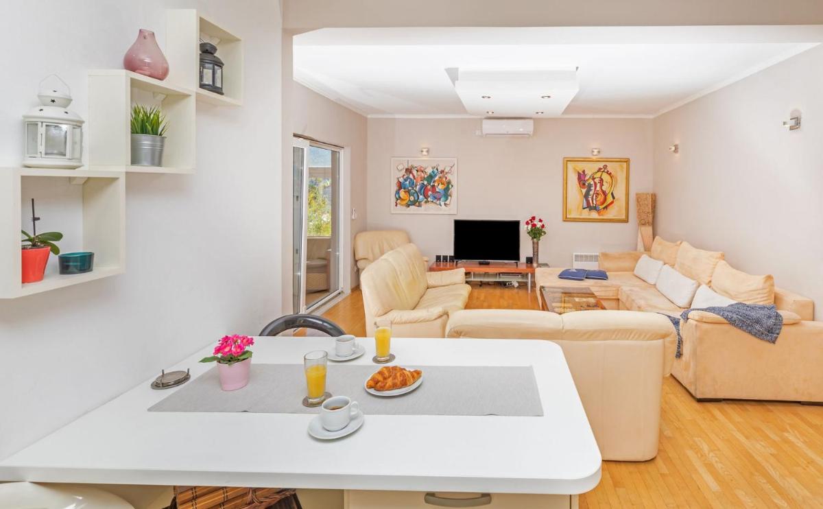 Villa Zaton Deluxe 9 Bedroom Villa Sea Views Stunning Villa for Large Groups - Housity