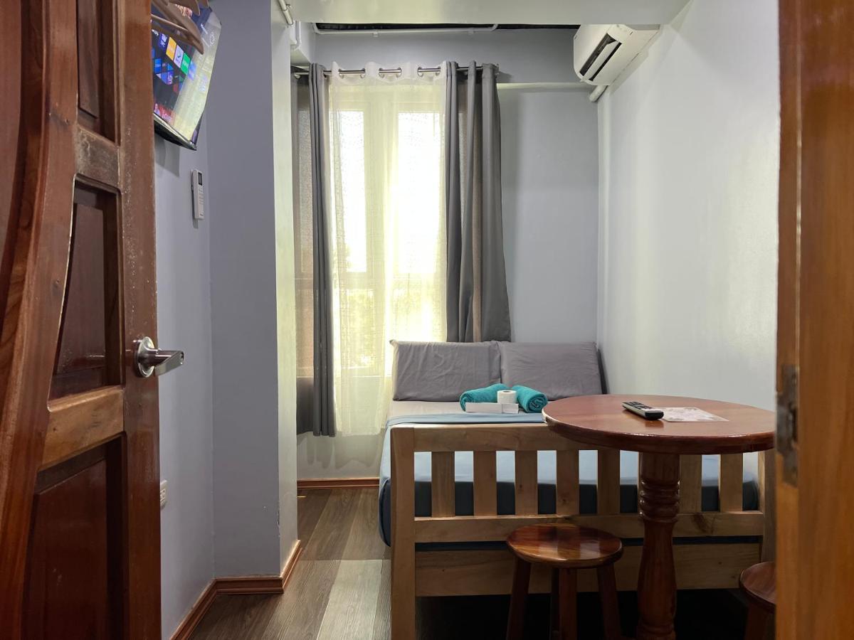 L Cafe Restobar & Lyn's Guest House - Housity