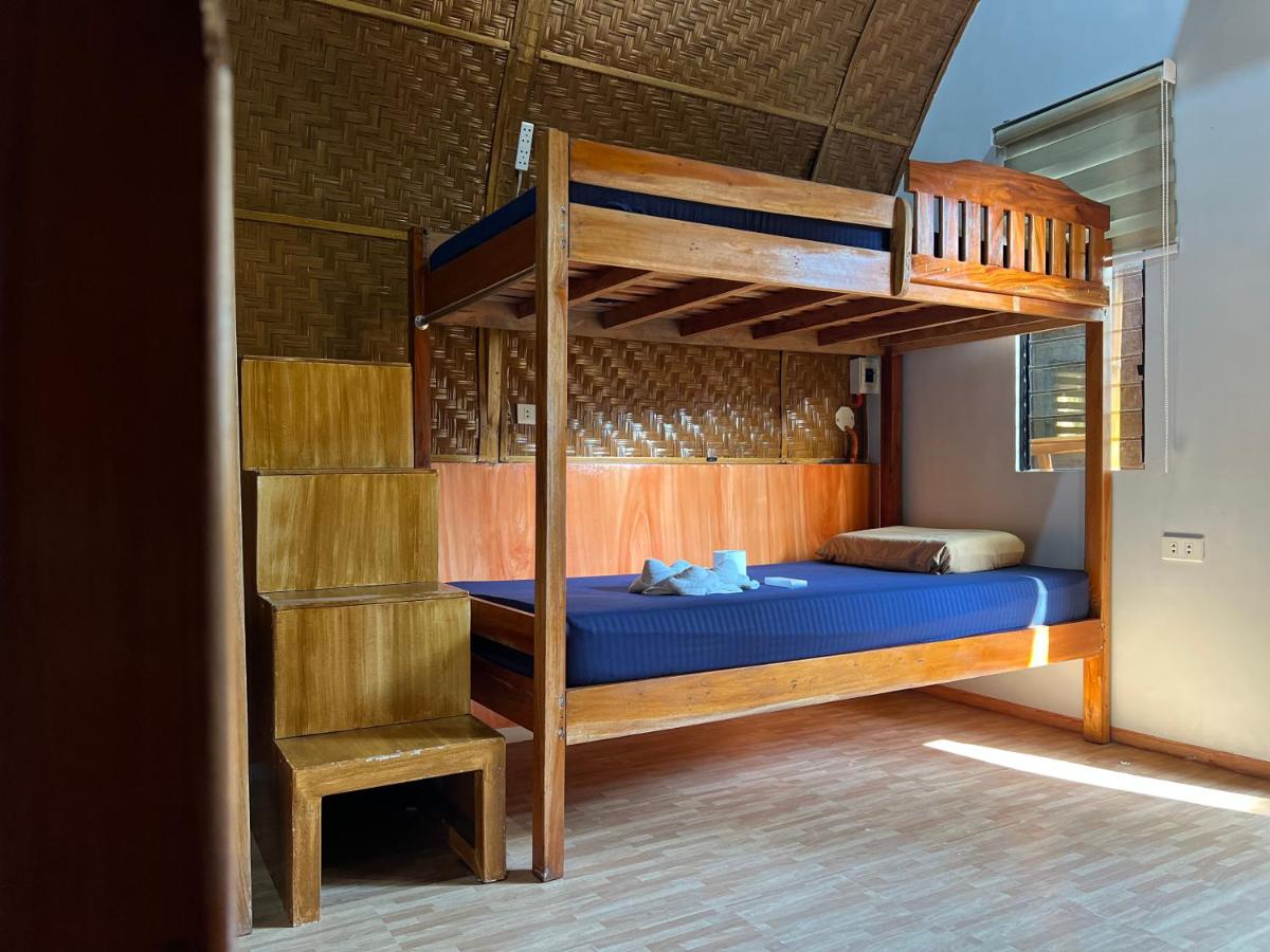 L Cafe Restobar & Lyn's Guest House - Housity