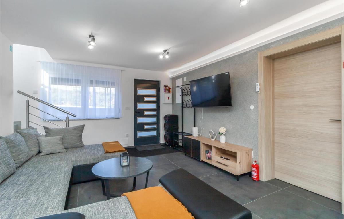 Lovely Home In Plaski With Sauna - Housity