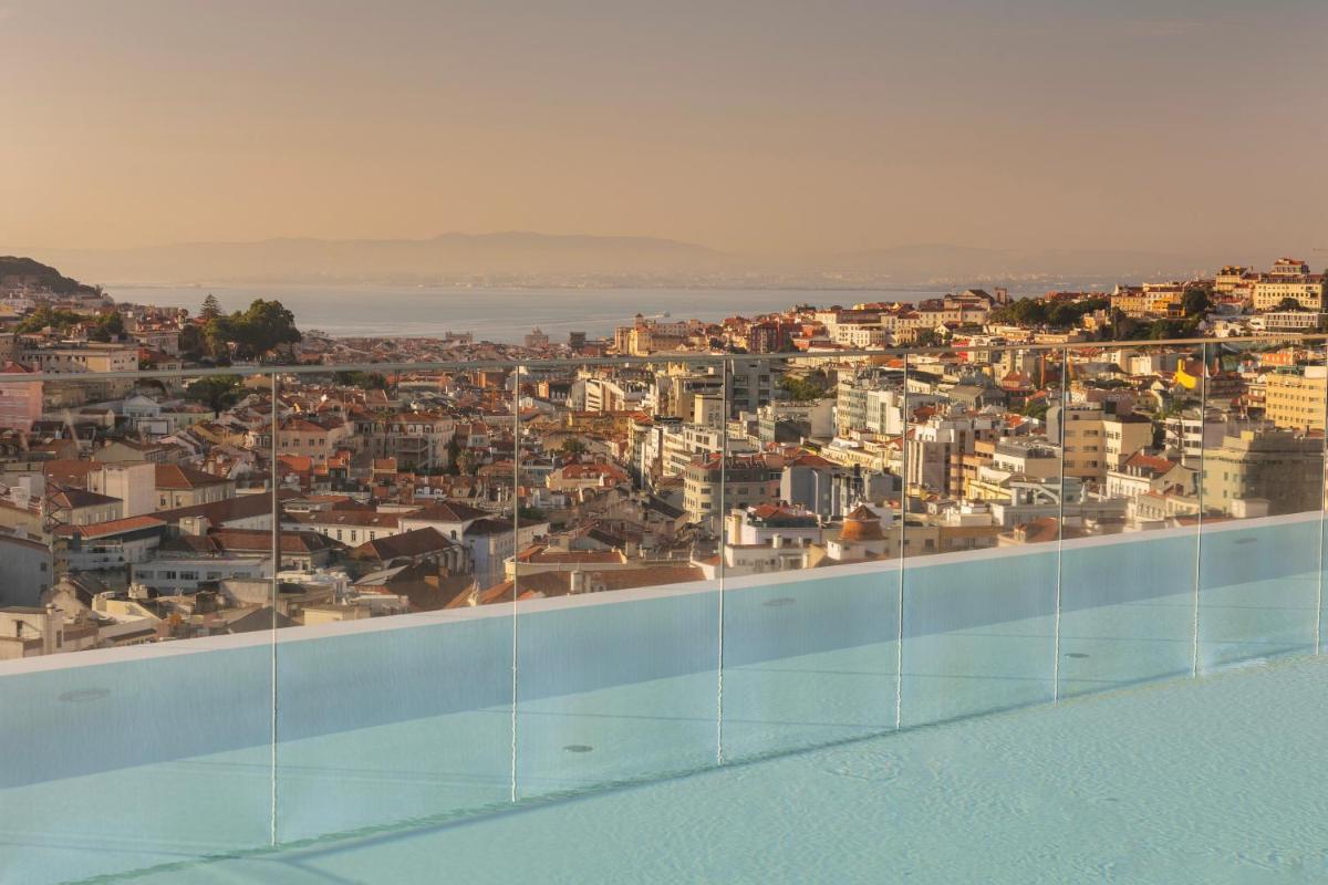 uma piscina com vista para a cidade em EPIC SANA Marquês Hotel em Lisboa