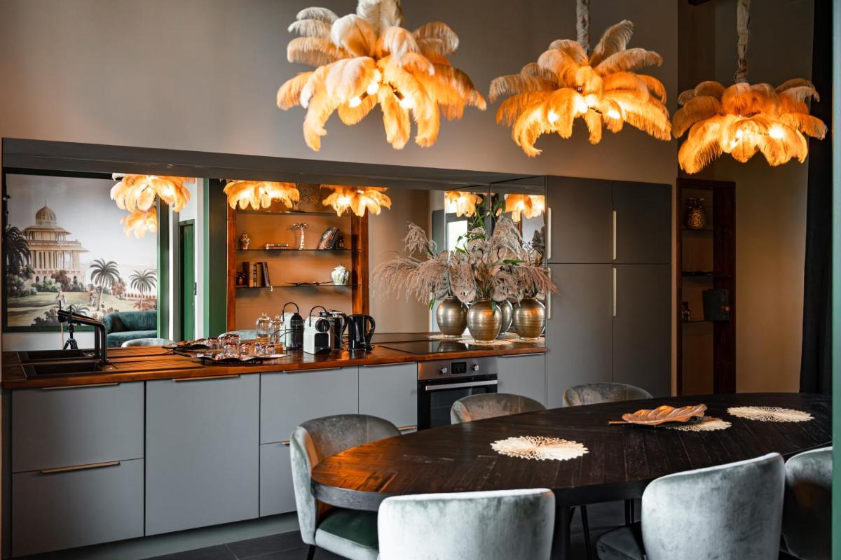une cuisine avec une table, des chaises et un comptoir dans l'établissement Château de Maubreuil, à Carquefou