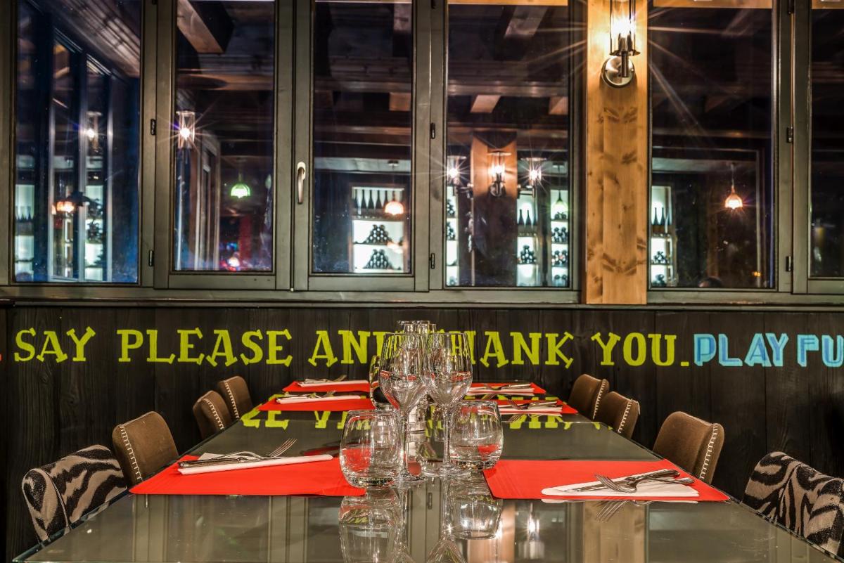 Restaurant ou autre lieu de restauration dans l'établissement La Maison Rouge