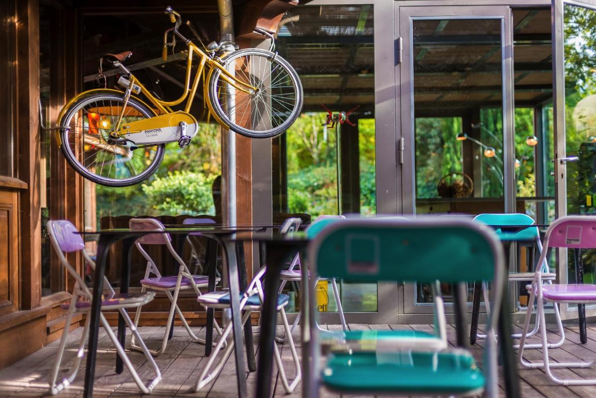 Vélo sur le terrain de l'établissement La Maison Rouge ou dans les environs