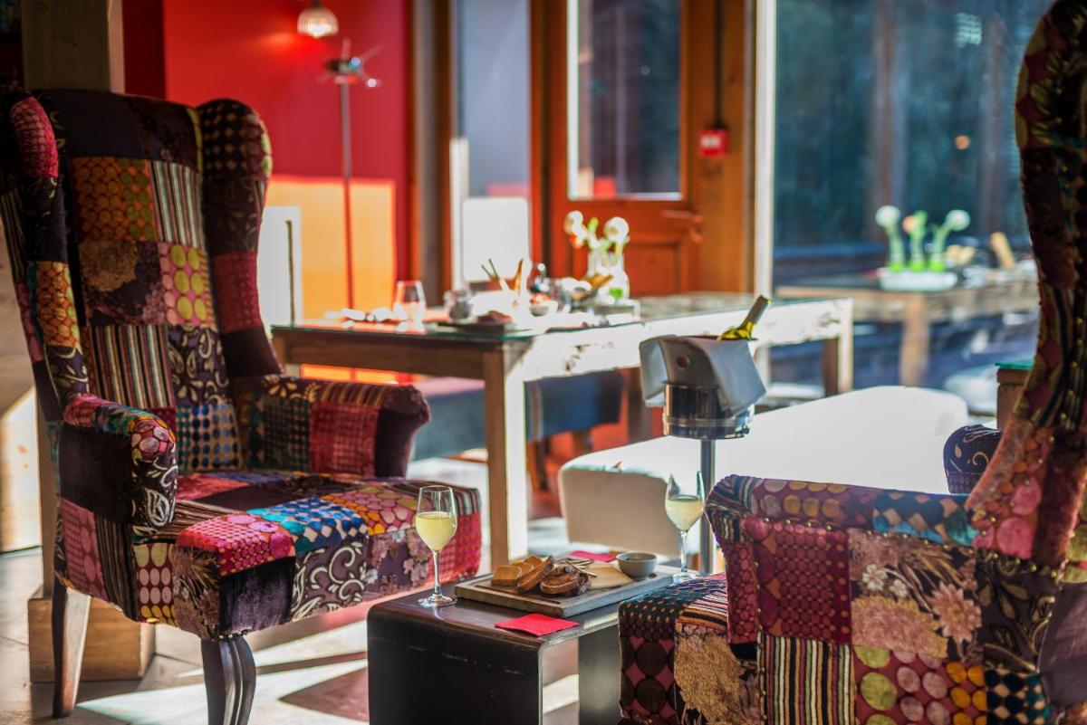 Coin salon dans l'établissement La Maison Rouge