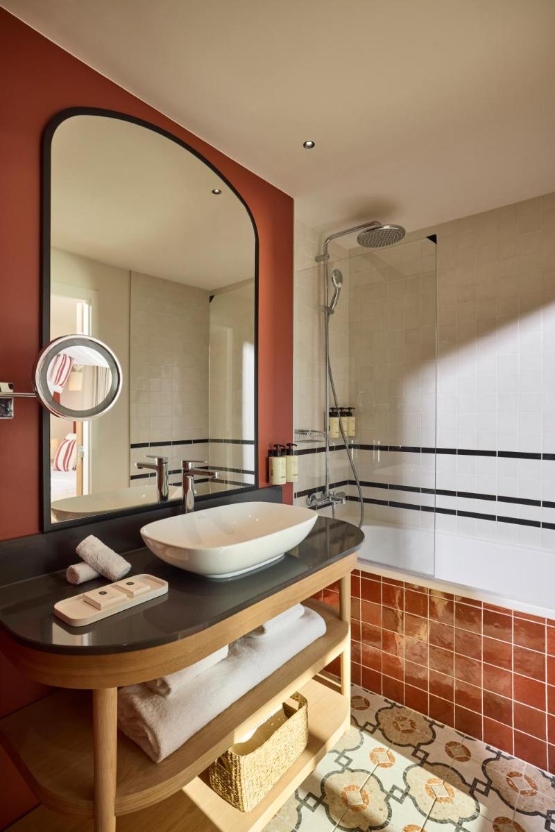 Salle de bains dans l'établissement Le Talaia Hôtel & Spa Biarritz - MGallery Collection