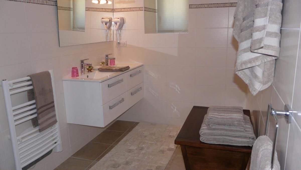 Salle de bains dans l'établissement Domaine de Janis & Spa